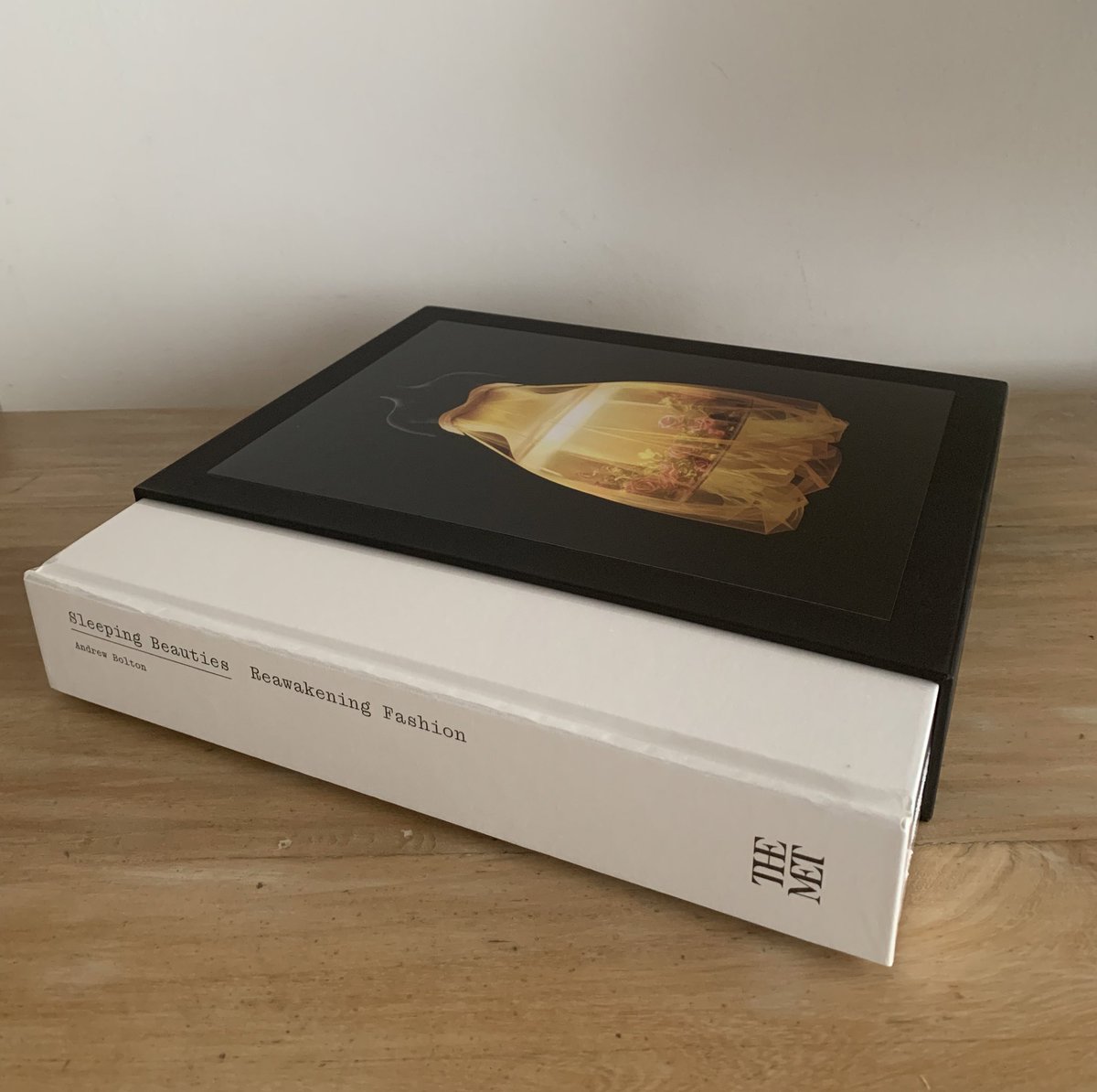 Weegecruz's tweet photo. 🖤 Para mi, que se produzcan libros tan hermosos como este, es ya un motivo suficiente para que exista la #MetGala2024 🖤 #newinmycollection https://t.co/iISeAb4rH2