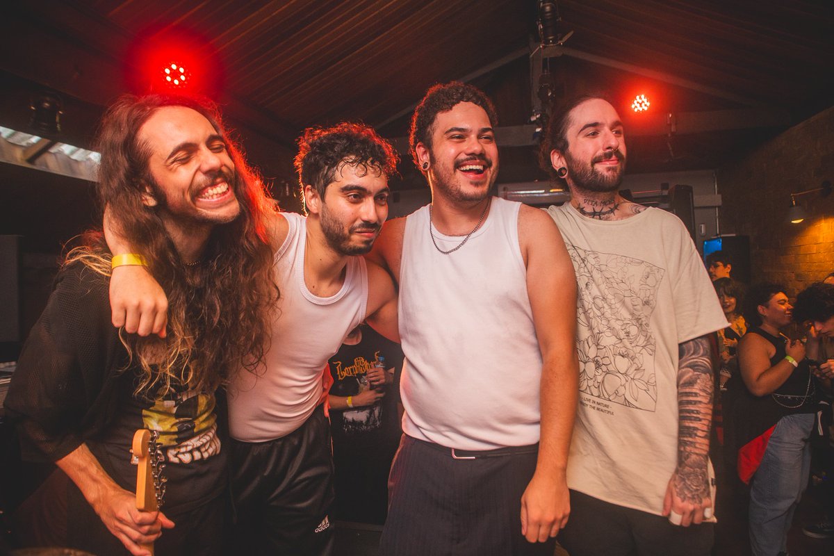 ecoeabismo's tweet photo. agradeço também aos meus irmãos, @anemmarcelo, @AugustoCDiniz e @_underline_lfar, voltar aos palcos com vocês foi incrível e só poderia ter sido com vocês mesmo.

📸: @bea5trizz https://t.co/RHJZFeaBWq
