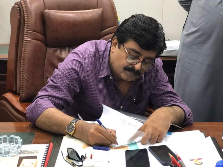 AltafSamoo1's tweet photo. هي سنڌ جي تعليم جو وزير سائين سردار علي شاهه صاحب آهي جنهن جي آفيس هميشه ڀريل هوندي آهي هن جي آفيس ۾ سون جي تعداد ۾ ماڻهو ايندا آهن پنهنجا مسئلا کڻي ۽ ڦورن حل ڪرائي ويندا آهن
اسان کي پنهنجي محبوب ليڊر تي ناز آهي لويو محبوب سائين هميشه سنڌ جيئان آباد هجو
Sain @sardarshah1 https://t.co/Qf9WBVHmfc