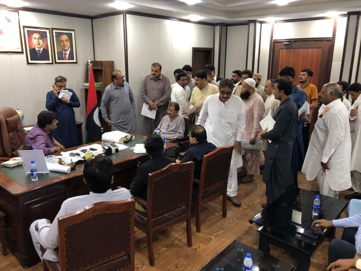 AltafSamoo1's tweet photo. هي سنڌ جي تعليم جو وزير سائين سردار علي شاهه صاحب آهي جنهن جي آفيس هميشه ڀريل هوندي آهي هن جي آفيس ۾ سون جي تعداد ۾ ماڻهو ايندا آهن پنهنجا مسئلا کڻي ۽ ڦورن حل ڪرائي ويندا آهن
اسان کي پنهنجي محبوب ليڊر تي ناز آهي لويو محبوب سائين هميشه سنڌ جيئان آباد هجو
Sain @sardarshah1 https://t.co/Qf9WBVHmfc