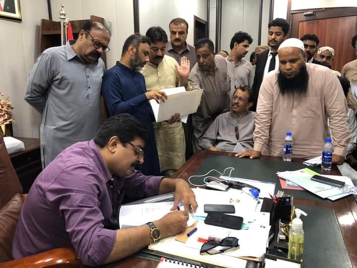 AltafSamoo1's tweet photo. هي سنڌ جي تعليم جو وزير سائين سردار علي شاهه صاحب آهي جنهن جي آفيس هميشه ڀريل هوندي آهي هن جي آفيس ۾ سون جي تعداد ۾ ماڻهو ايندا آهن پنهنجا مسئلا کڻي ۽ ڦورن حل ڪرائي ويندا آهن
اسان کي پنهنجي محبوب ليڊر تي ناز آهي لويو محبوب سائين هميشه سنڌ جيئان آباد هجو
Sain @sardarshah1 https://t.co/Qf9WBVHmfc