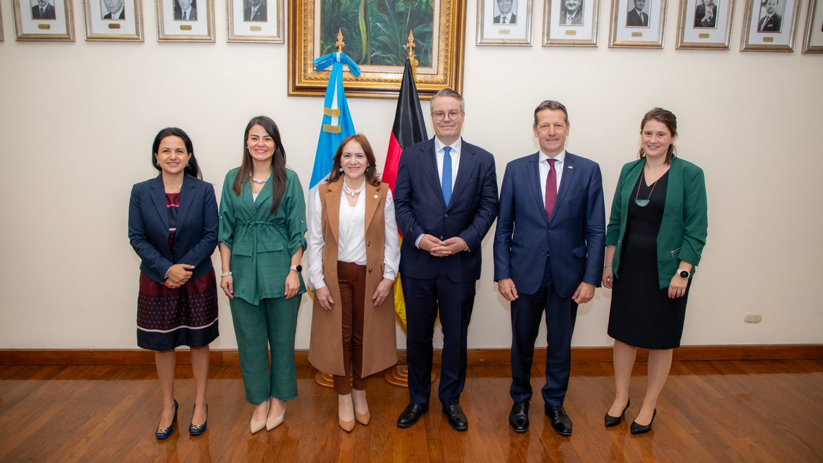 MinexGt's tweet photo. 🇬🇹🤝 🇩🇪 | La #ViceCancillerGT María Luisa Ramírez recibió al Ministro Adjunto del @GermanyDiplo, Dr. Tobias Linder, con quien dialogó sobre el fortalecimiento de la democracia y el Estado de Derecho en 🇬🇹, las áreas de oportunidad para la cooperación bilateral y la promoción del comercio e inversión, así como asuntos de interés global como cambio climático, género, pueblos indígenas, migración y la coyuntura internacional. #RelacionesConElMundo