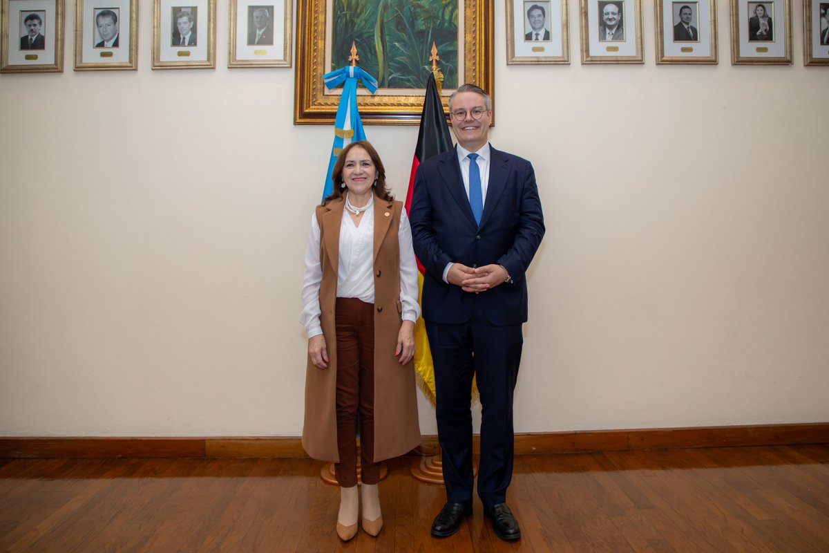 MinexGt's tweet photo. 🇬🇹🤝 🇩🇪 | La #ViceCancillerGT María Luisa Ramírez recibió al Ministro Adjunto del @GermanyDiplo, Dr. Tobias Linder, con quien dialogó sobre el fortalecimiento de la democracia y el Estado de Derecho en 🇬🇹, las áreas de oportunidad para la cooperación bilateral y la promoción del comercio e inversión, así como asuntos de interés global como cambio climático, género, pueblos indígenas, migración y la coyuntura internacional. #RelacionesConElMundo