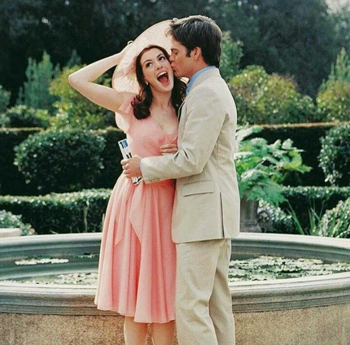 anne hathaway and chris pine on the set of 'princess diaries: royal  engagement'