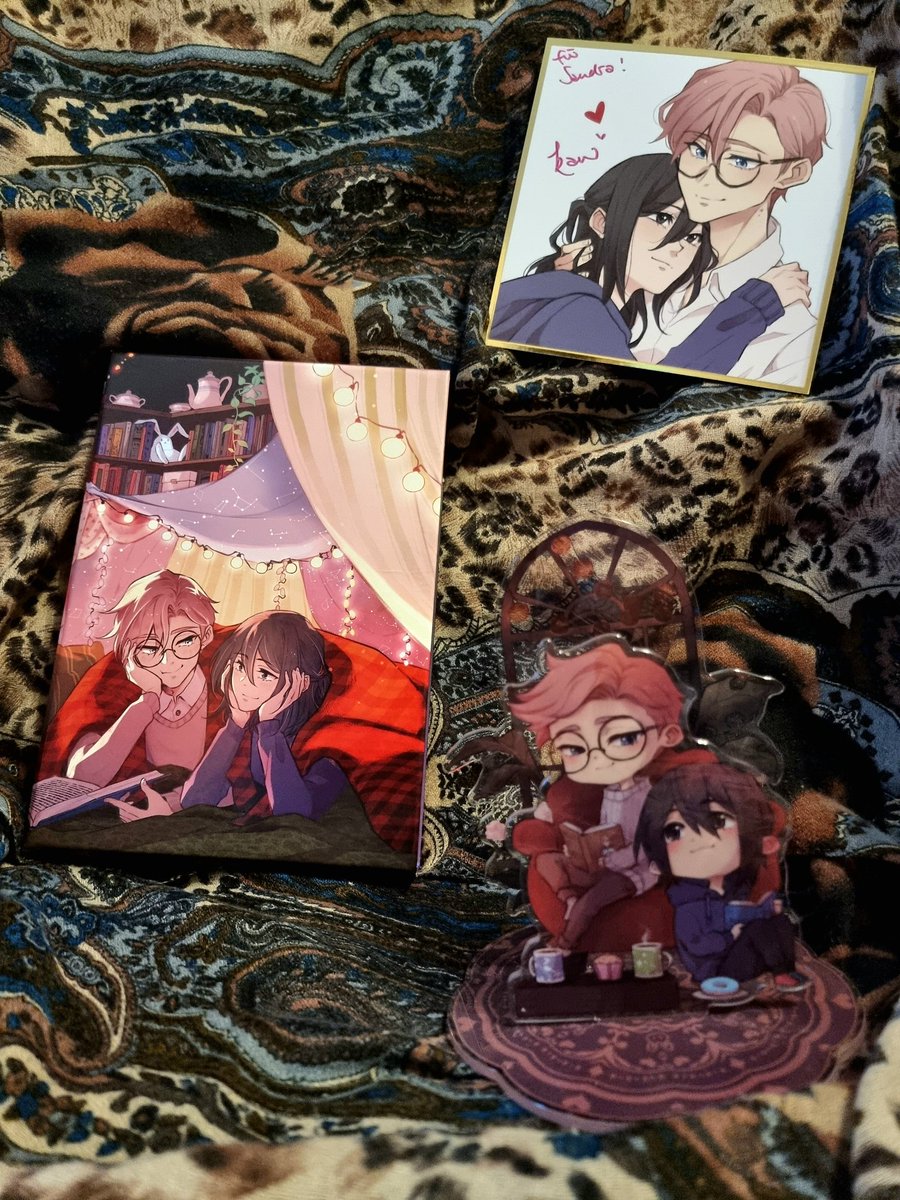 Heute ist dieser wunderschöne Schuber mit Acryl-Aufsteller zu #muted angekommen. Bin super happy, dass <a href="/papertoons_de/">Papertoons</a> die Reihe von <a href="/kurokeis/">kandismon @ check pinned</a> rausgebracht hat. #kandismon #manga