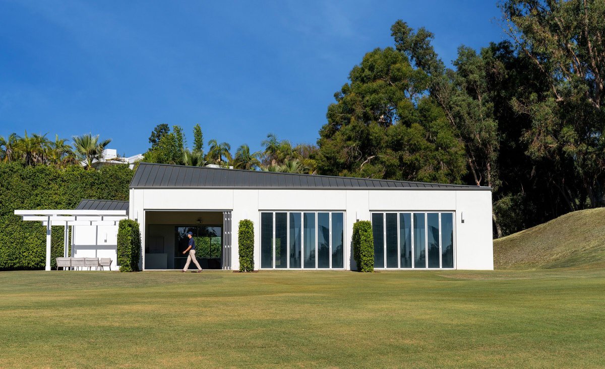 Archello's tweet image. Poon Design Inc.&apos;s 3,200-square-foot recreational facility features a dynamic double roof and cutting-edge interiors, offering golf simulation with top-tier equipment within a Neoclassical-inspired architecture. 
buff.ly/4eY0a5y 

#ArchitecturalInnovation #GolfTechnology