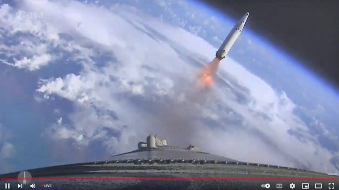 ESA_fr's tweet photo. Séparation des boosters ! #Ariane6 a brûlé 282 tonnes de propergol en un peu plus de deux minutes.

Le lanceur a atteint une altitude de 62 km, et les deux boosters à propergol solide P120 – désormais vides – s’éloignent, leur mission accomplie.

Magnifiques images ! https://t.co/wZvPjxtFNL