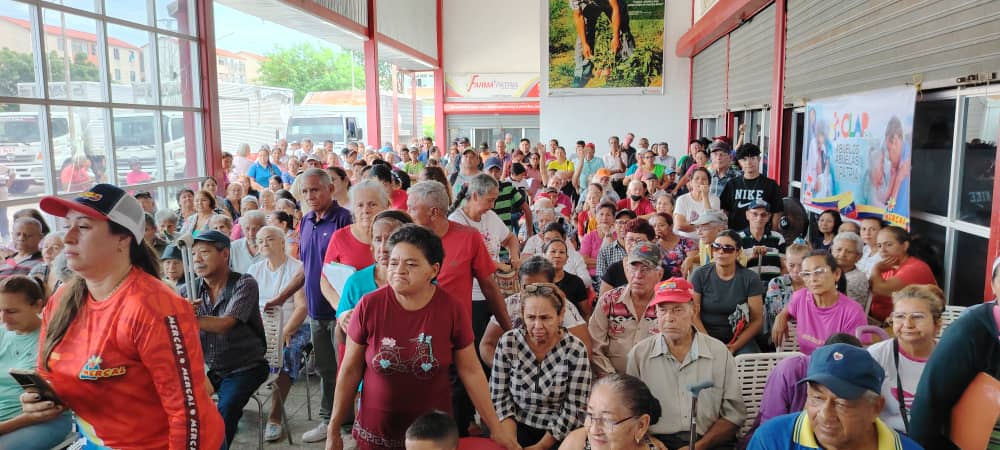 comunicaclapbns's tweet photo. Un total de 52 círculos de adultos mayores de los sectores Ciudad Tavacare, La Hormiga y Mi Jardín II de la parroquia Alto Barinas reciben 558 Combos Especiales #CLAP 📦

A pesar del asedio económico, nuestro presidente Nicolas Maduro amplía las políticas de protección al pueblo. https://t.co/iVQAvidu9Z