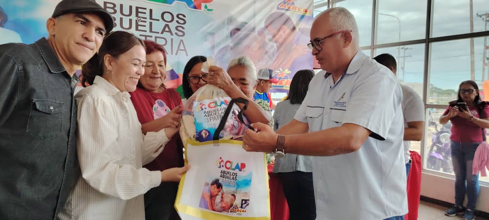 comunicaclapbns's tweet photo. Un total de 52 círculos de adultos mayores de los sectores Ciudad Tavacare, La Hormiga y Mi Jardín II de la parroquia Alto Barinas reciben 558 Combos Especiales #CLAP 📦

A pesar del asedio económico, nuestro presidente Nicolas Maduro amplía las políticas de protección al pueblo. https://t.co/iVQAvidu9Z