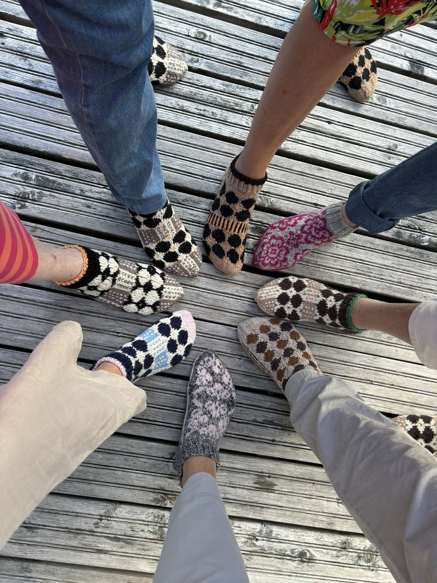 Saukkola Summit ja uudet Eilan kutomat sukat. Työmarkkinapolitiikkaa pohdittu asiantuntijavoimin. <a href="/ELInkeroinen/">E-L Inkeroinen</a> <a href="/NinaParssinen/">Nina Pärssinen</a> <a href="/helvikaijomaa/">helvi kaijomaa</a> ja muutama muu. Ihana kesä☀️ ja kaverit.