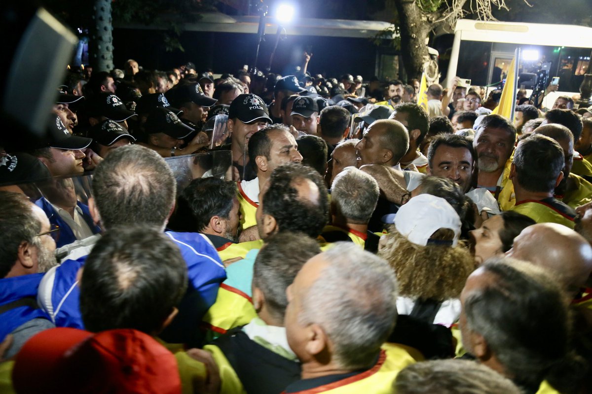 KESK1995's tweet photo. Milli Eğitim Bakanlığı önünde eğitim emekçilerine müdahale edildi. Müdahaleden sonra eğitim emekçileri bakanlık önünde oturma eylemine başladı. https://t.co/5p7WgToMT3