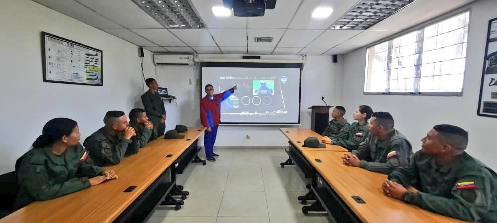 📢 #Entérate || En las instalaciones del Centro de Instrucción de Vuelo Instrumental Simulado, se impartió conferencia sobre Medidas de Seguridad con el Armamento. ¡Capacitando con Excelencia!
#VenezuelaEsPoesía
#FANB
#SoloUnidosVenceremos
#CEA50
#9Jul