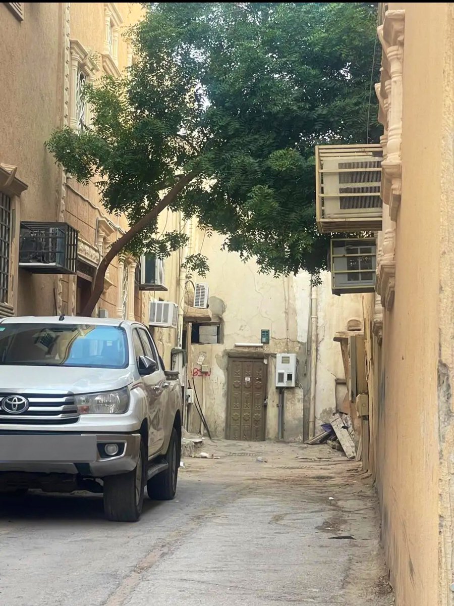 حي الحبونيه جنوب ا لرياض :

هنا حارة والدي سلامه العبدالله رحمة الله عليه وعلى كل مسلم 

من اجمل الايام الي عشناها في بيت الوالد قبل انتقالنا لحي العليا  تحديداً كانت بجانب سيارة الهايلكس لكنه  من الواضح انه تم انشاء مبنى حديث 
والباب الأصغر باب احد الجيران من عائلة ( الخريجي )