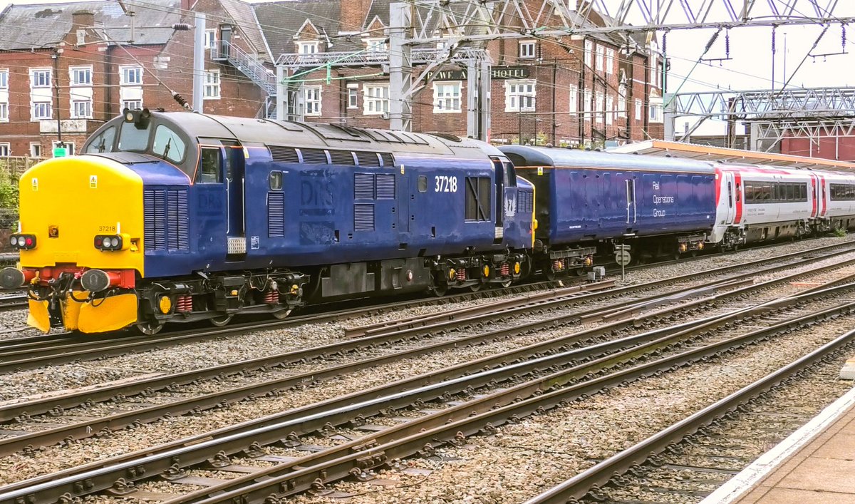 SydneyBridgeTMD's tweet image. Shift 2/4 ✅ Here’s 37601 “Perseus” with 37218 dragging 175111 from Longsight CMD to Landore TMD working 7W79 on my walk to work this afternoon 9/7/24 #Class37 #Tractor #Class175 #RailwayPhotography #TrainPhotography #Crewe #ROG @TheGrowlerGroup