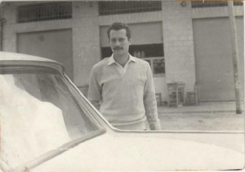 صورة التقطها الأديب الفلسطيني الراحل نواف أبو الهيجاء لصديقه الشهيد غسان كنفاني في شوارع غزة يوم 5/1/1967 بعد حضور المؤتمر التأسيسي لاتحاد الكتاب الفلسطينيين في غزة في شهر ديسمبر عام 1966 ، و كانت زيارة امتدّت لثلاثة اشهر تجول خلالها في كل المناطق ، وكأنه يودع غزة قبل الاحتلال .