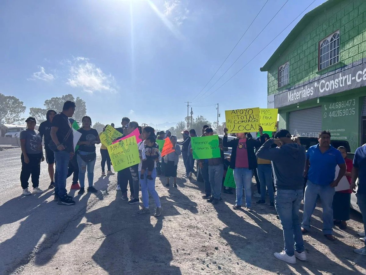 PresenciaUni's tweet photo. ➡️ “El presidente dijo que está de nuestro lado” ante empresa china: comerciantes de Cadereyta

#SectorComercio|  El alcalde de #Cadereyta afirmó que en lo que resta de su gestión no otorgará permisos a la comercializadora china que busca instalarse en la demarcación. https://t.co/c9xgCFcM6D