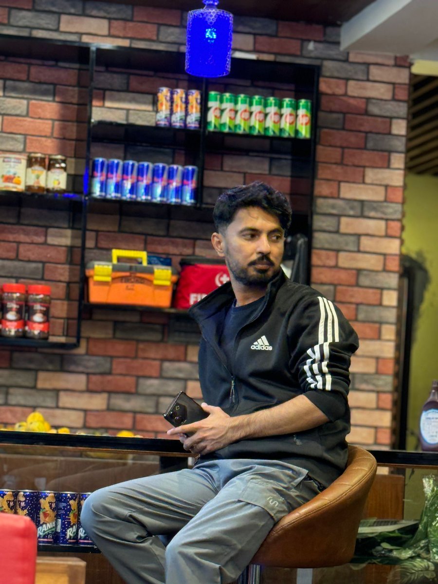 کہتے ہیں عمرِ رفتہ کبھی لوٹتی نہیں
جا مے کدے سے میری جوانی اُٹھا کے لا

عدم