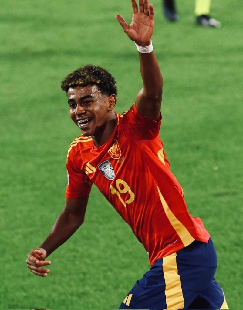 NoodleHairCR7's tweet photo. ‼️Lamine Yamal is the first teenager to score a goal in the Euro Semi Final since Cristiano Ronaldo https://t.co/d79QgeomY1