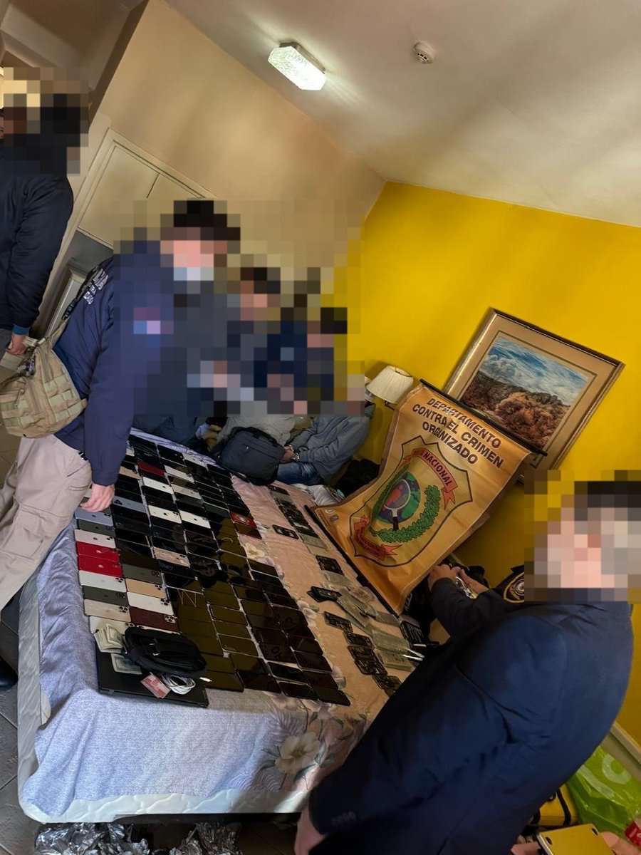 #Ahora Si reconoces tu teléfono iPhone robado entre estos equipos podes acercarte al departamento contra el Crimen Organizado de la Policía. Una banda se dedicaba al robo de estos equipos y los envolvían con papel aluminio para burlar el sistema de rastreo vía GPS. <a href="/DCCO_Paraguay/">Dpto. Contra el Crimen Organizado</a>