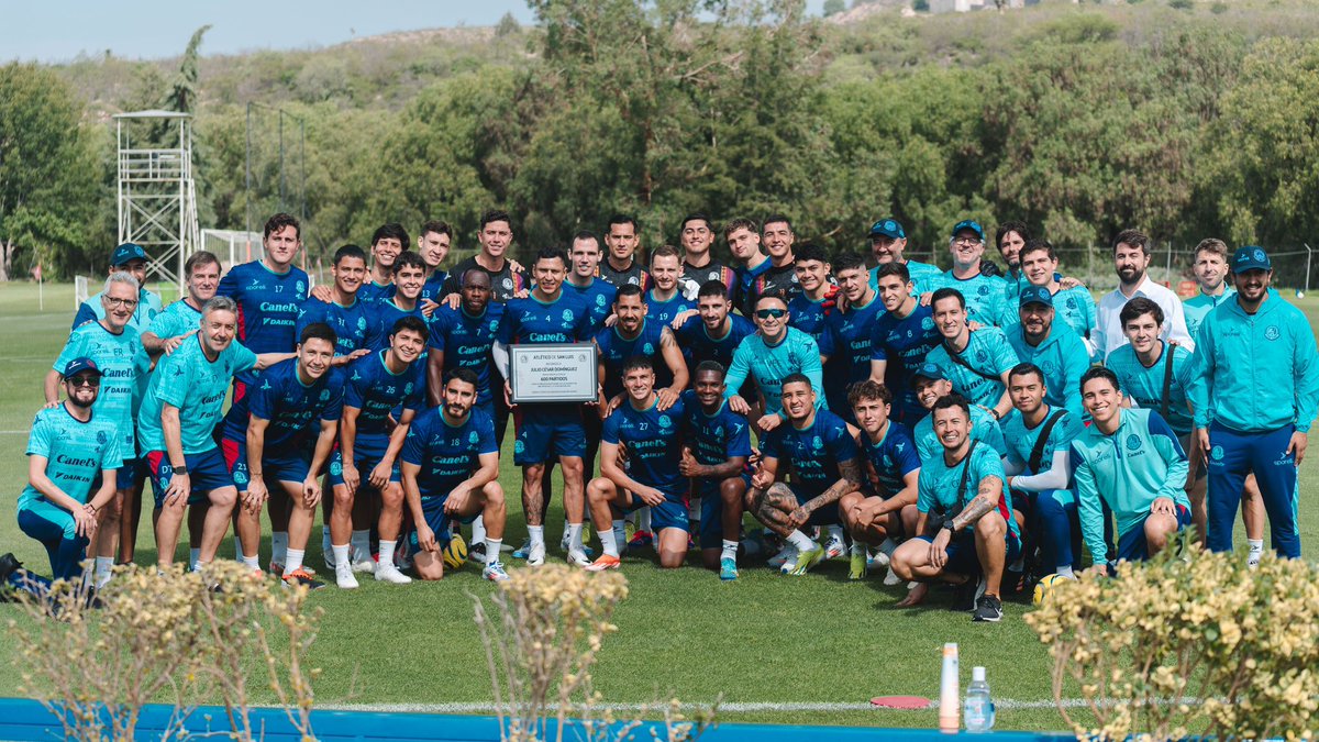 ¡Felicidades, “Cata”! 👏🏼

Esta mañana le entregamos un reconocimiento a Julio César Domínguez por sus 600 partidos en la <a href="/LigaBBVAMX/">Liga BBVA MX</a>. 🔝

#ConAlmaPotosina