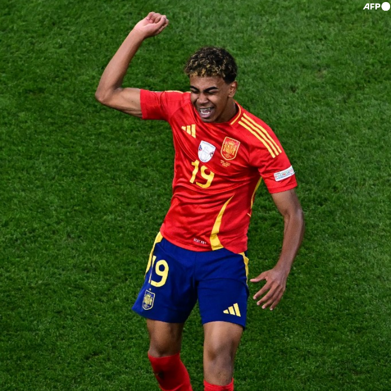 ¿Cómo vas a ser FIGURA en una Eurocopa si acabas de debutar en un torneo internacional? ¿Cómo vas a ser LÍDER DE ASISTENCIAS (3) en la Euro si apenas estás en tu primera temporada como futbolista profesional? ¿Cómo vas a marcar un GOLAZAZAZO HISTÓRICO ante Francia en unas