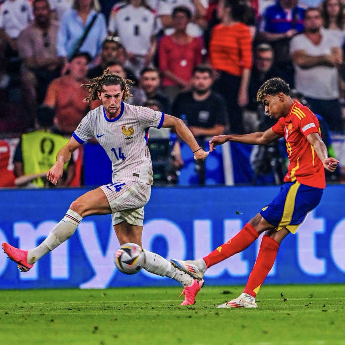 capikpoog's tweet photo. What a strike from the golden boy https://t.co/WAF9pvNFYc
