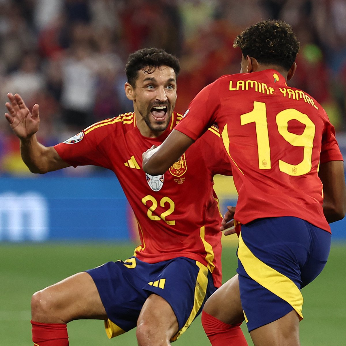 UEFAcom_es's tweet photo. ℹ️ España cuenta con el jugador más veterano y el más joven de la historia en una semifinal de la EURO 

Jesús Navas y Lamine Yamal 

#EURO2024 | #ESPFRA https://t.co/Y2uM8qoZXz
