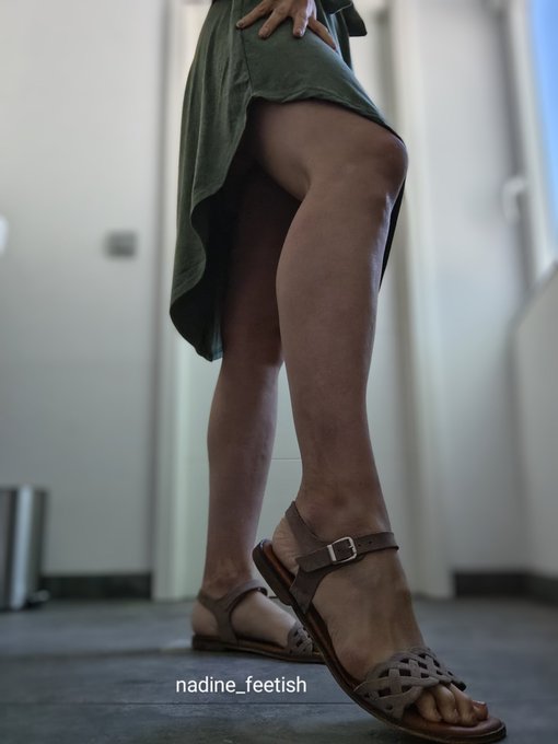 Lutsch brav an meinen g&ouml;ttlichen Zehen w&auml;hrend dein Blick an meinen langen Beinen hochwandert...Bis du