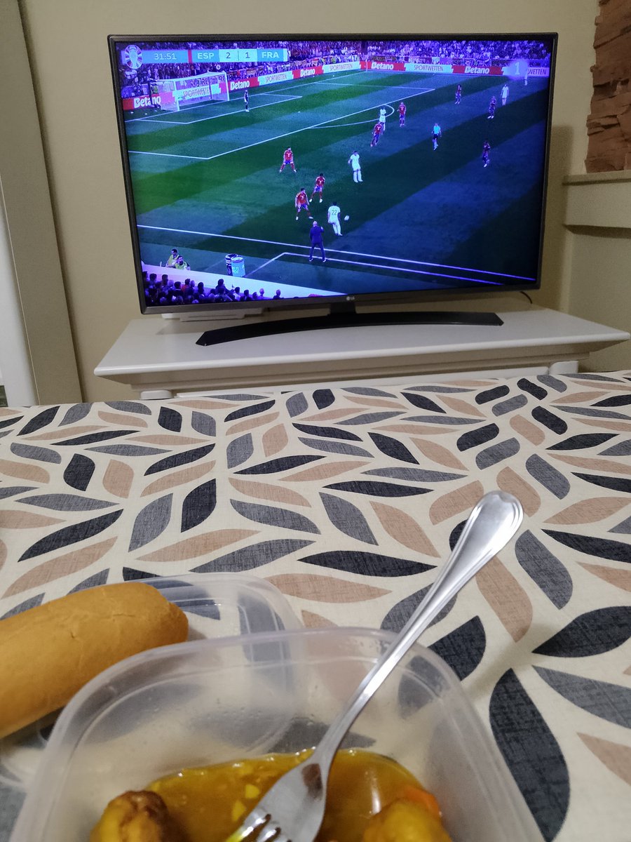 varianza9's tweet image. Comer albóndigas que te ha traído la suegra, con pan de perritos que sobraron del último cumpleaños, mientras ves a la Selección en el salón de casa, me acerca un poco más a la IF? 
CODIGO #COCOLOCO si quieres tu tupper de albóndigas con un 40% de descuento 🫰
@SEFutbol