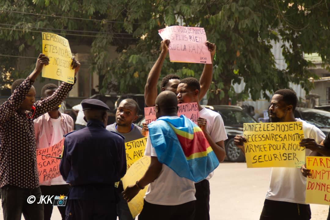 Notre manifestation d'aujourd'hui devant la primature pour exiger la paix  et la reprise de nos territoires occupés par Le Rwanda via M23.@Rwandaiskilling

<a href="/luchaRDC/">LUCHA 🇨🇩</a>