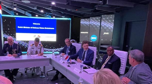 Ruben Brekelmans (@defensiemin) on Twitter photo Bij <a href="/LockheedMartin/">Lockheed Martin</a> gesproken over het trainen van Oekraïense piloten voor F-16’s. Daarvoor zetten we ook een Europees F-16 trainingscentrum op in Roemenië. Nederland stelt 18 F-16’s beschikbaar voor deze training tot eind 2025. Bij <a href="/LockheedMartin/">Lockheed Martin</a> gesproken over het trainen van Oekraïense piloten voor F-16’s. Daarvoor zetten we ook een Europees F-16 trainingscentrum op in Roemenië. Nederland stelt 18 F-16’s beschikbaar voor deze training tot eind 2025.