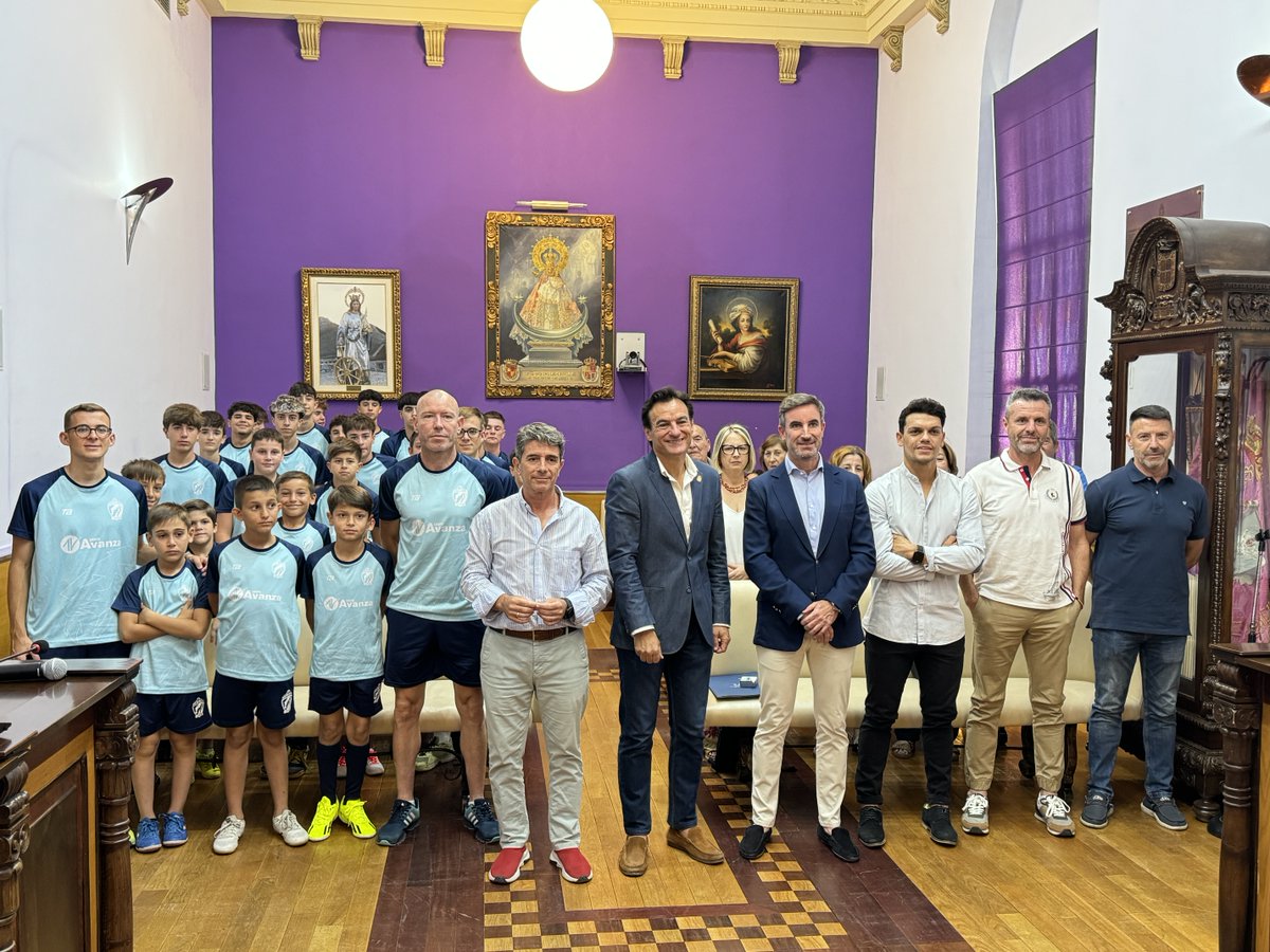 AvanzaJaen's tweet photo. 🦁El alcalde de Jaén recibe a una representación de nuestras categorías base

➡️ El Salón de Plenos del Ayuntamiento fue el escenario del recibimiento por parte del primer edil a una representación de nuestras categorías inferiores.

https://t.co/YHli0Gt3QH

#CorazónyGarra 💙 https://t.co/qzLONPZK04
