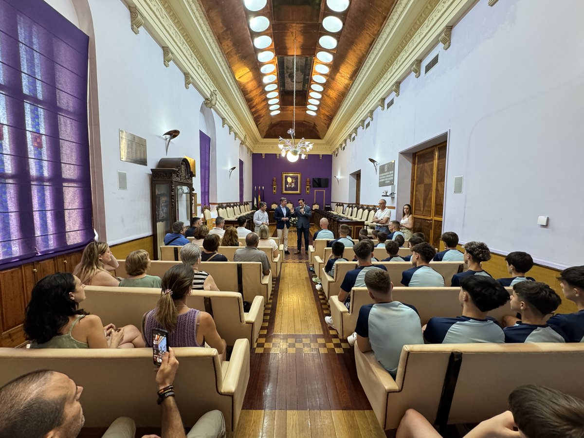 AvanzaJaen's tweet photo. 🦁El alcalde de Jaén recibe a una representación de nuestras categorías base

➡️ El Salón de Plenos del Ayuntamiento fue el escenario del recibimiento por parte del primer edil a una representación de nuestras categorías inferiores.

https://t.co/YHli0Gt3QH

#CorazónyGarra 💙 https://t.co/qzLONPZK04