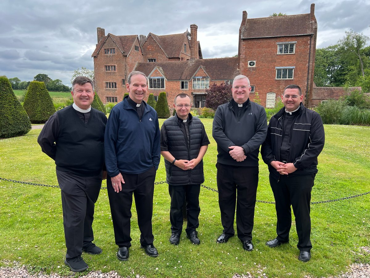 arlingtonchurch's tweet photo. From Oxford, St. Paul Leadership Forum pilgrims headed to Birmingham, where they participated in Mass at the Oratory and explored @HallHarvington. Here is Bishop Burbidge pictured with Fr. Edward Hathaway, Deacon Paul O'Connor, Fr. Patrick Posey, and Fr. Michael Weston. (L-R) https://t.co/JkG8u7sz1W