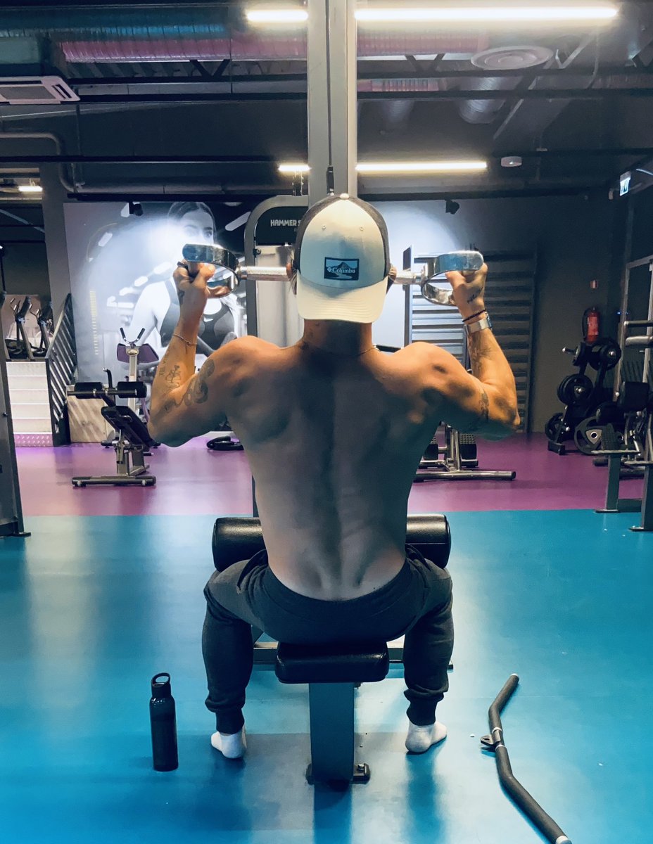 After starting my on and off gym journey in last year March. I cant be more happy with the results. My back looks good, saw muscles i didnt know exsisted. Can lift more heavier plates. Amazing feeling. 

Dont be afraid of the gym! Go for it. Be consistent. Cause that is the key.