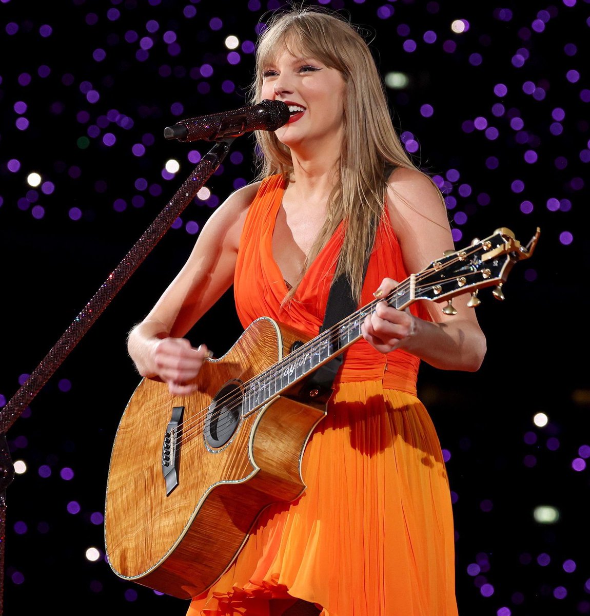 tswifterastour's tweet photo. 🚨| Taylor Swift performs "right where you left me" from "evermore” as the first surprise song for Day 1 of ‘The Eras Tour’ in Zürich, Switzerland!
#TSTheErasTour #ZurichTSTheErasTour

"This is actually our 113th show!" https://t.co/cbeqKrAOCS