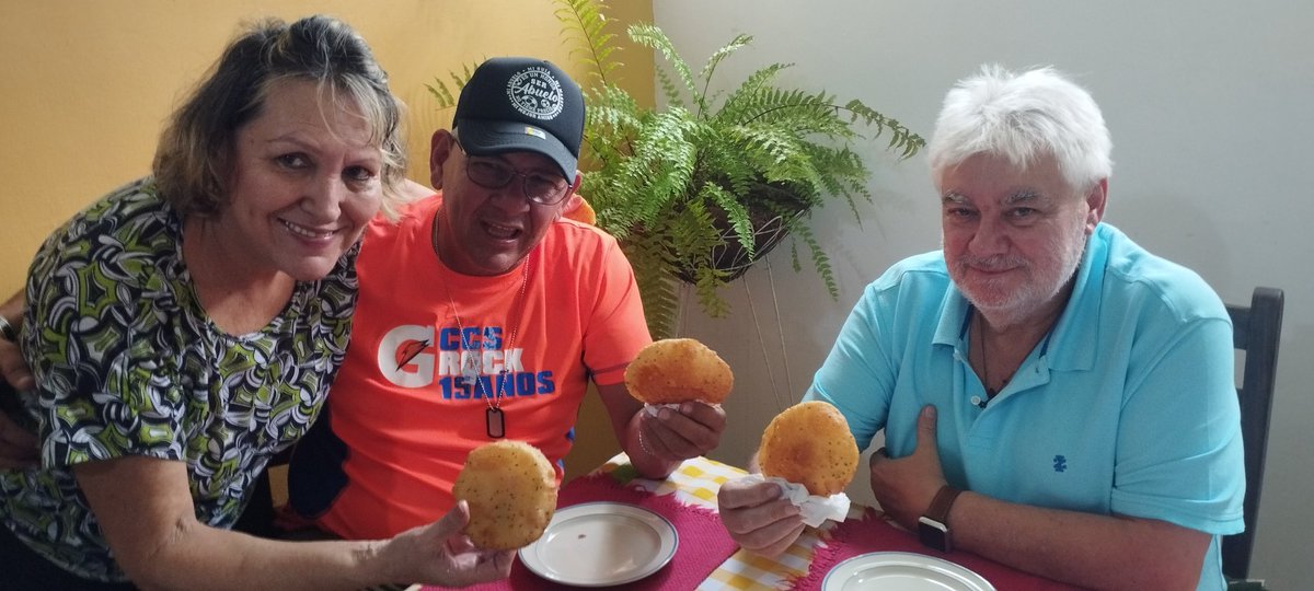 JESUSESA's tweet photo. Un exquisito encuentro en Güigüe, municipio Carlos Árvelo, en casa de Luisa Pérez y Martha Yaguaramay quienes como anfitrionas, nos recibieron a Mimmo, María y yo, con un suculento almuerzo y una ración de arepitas dulces únicas. 
Agradecidos 🙏🏼y pronto estaremos allá nuevamente. https://t.co/dq2bGTqdWa