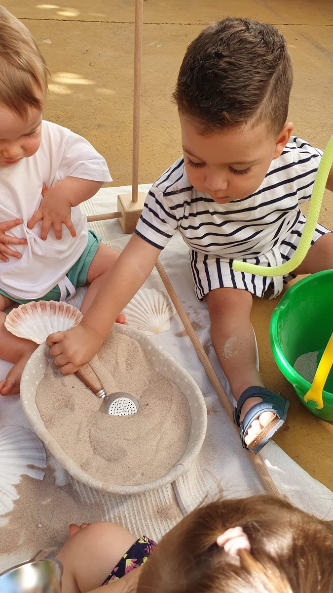 petitsgegantsV's tweet photo. 🏖️ANEM A LA PLATJA!  

Avui a la llar hem fet la nostra pròpia platja! Aprofitem l’estiu per oferir noves propostes als infants! 

#intensament #escolacompromesa #escolaambvalors #llar #infantil #escolabressol #Sabadell #miradesdeservei #Vedrunabategaambtu #petitsgegantsVedruna https://t.co/tfYx7CVkuS