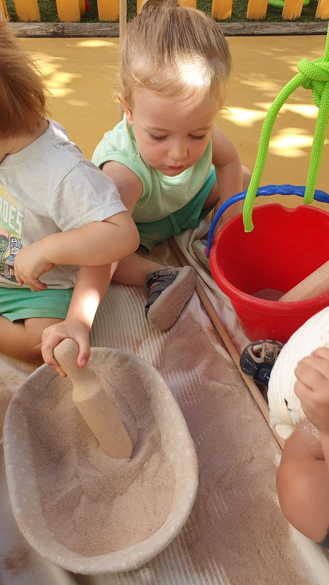 petitsgegantsV's tweet photo. 🏖️ANEM A LA PLATJA!  

Avui a la llar hem fet la nostra pròpia platja! Aprofitem l’estiu per oferir noves propostes als infants! 

#intensament #escolacompromesa #escolaambvalors #llar #infantil #escolabressol #Sabadell #miradesdeservei #Vedrunabategaambtu #petitsgegantsVedruna https://t.co/tfYx7CVkuS