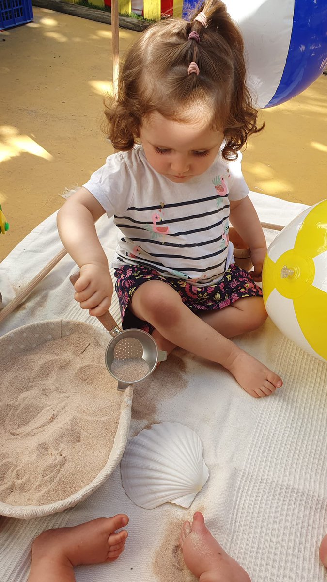 petitsgegantsV's tweet photo. 🏖️ANEM A LA PLATJA!  

Avui a la llar hem fet la nostra pròpia platja! Aprofitem l’estiu per oferir noves propostes als infants! 

#intensament #escolacompromesa #escolaambvalors #llar #infantil #escolabressol #Sabadell #miradesdeservei #Vedrunabategaambtu #petitsgegantsVedruna https://t.co/tfYx7CVkuS