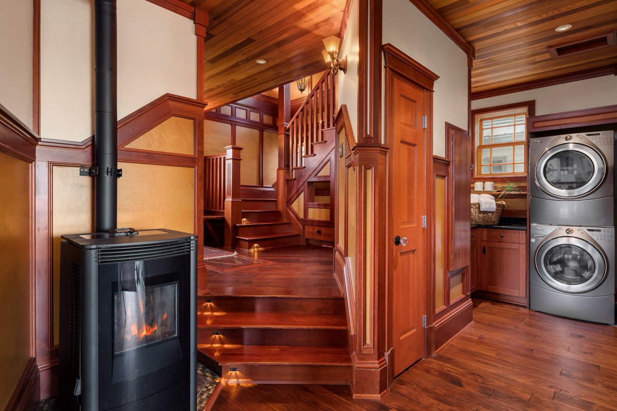 zillowgonewild's tweet photo. In the world of boat homes I honestly didnt know they could actually be pretty nice and huge (4850 sq ft) like this one in Seattle. 

Currently listed for $3,900,000 https://t.co/jxCDNryDio