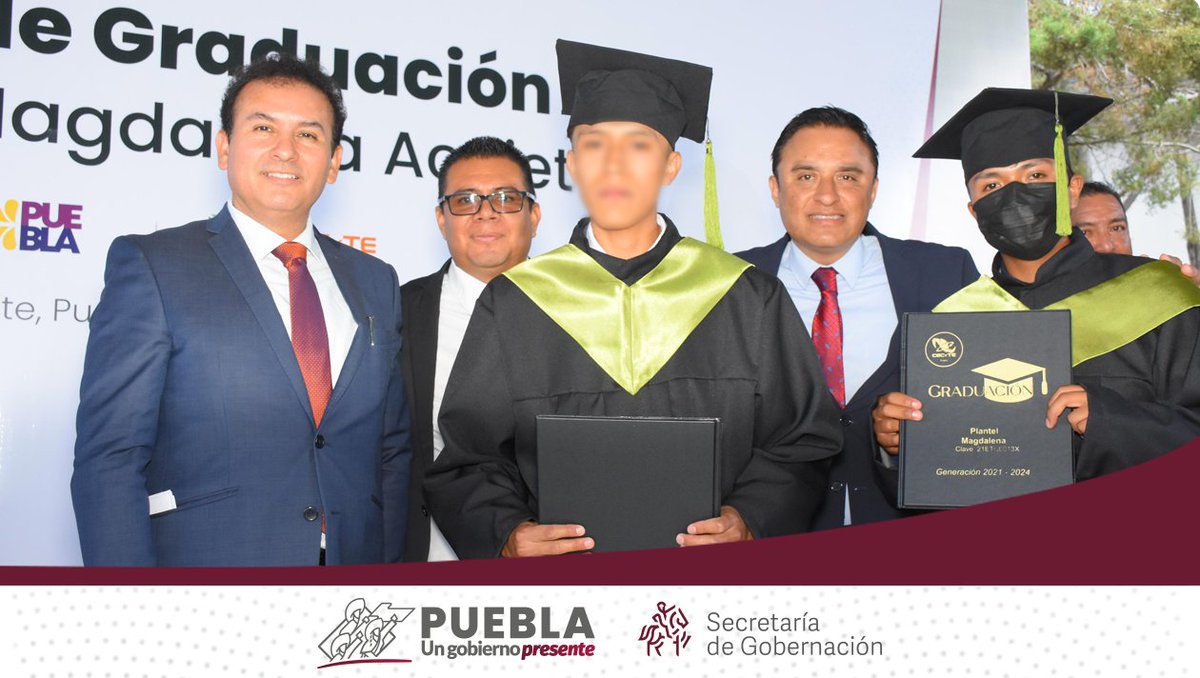 Segob_Puebla's tweet photo. Apoyar el crecimiento profesional es una gran responsabilidad, por ello, este día en representación del secretario de Gobernación, @JavierAquinoL, los asesores de la SEGOB, Juan Manuel Vite Guerrero y Jaime Barrientos Hernández, asistieron a la ceremonia de graduación de la generación 2021-2024 del @CECyTEMagdalena.

Enhorabuena para las y los graduados que han culminado sus estudios en las diversas carreras técnicas de Mecatrónica, Procesos de Gestión Administrativa, Mantenimiento Automotriz y Programación.