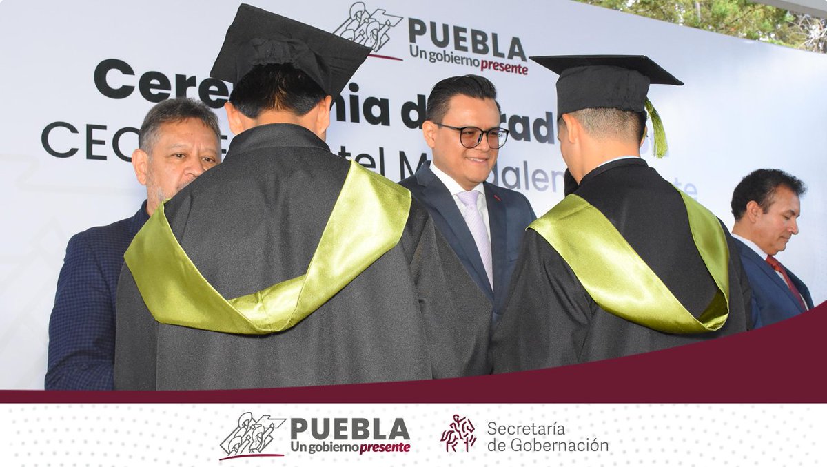 Segob_Puebla's tweet photo. Apoyar el crecimiento profesional es una gran responsabilidad, por ello, este día en representación del secretario de Gobernación, @JavierAquinoL, los asesores de la SEGOB, Juan Manuel Vite Guerrero y Jaime Barrientos Hernández, asistieron a la ceremonia de graduación de la generación 2021-2024 del @CECyTEMagdalena.

Enhorabuena para las y los graduados que han culminado sus estudios en las diversas carreras técnicas de Mecatrónica, Procesos de Gestión Administrativa, Mantenimiento Automotriz y Programación.