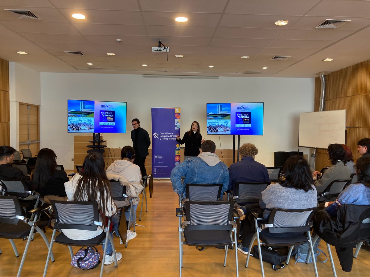Integridad_gob's tweet photo. Hoy realizamos la última charla de #TRANSPARENTADATOS con estudiantes de la @ucatolica y @ucentral_cl, a los que invitamos a participar de la segunda edición de este desafío.
¡Aún estás a tiempo de postular!
inscríbete hasta el 19 de julio, en https://t.co/yoJ5Th3uyw https://t.co/2mV5bSqRam