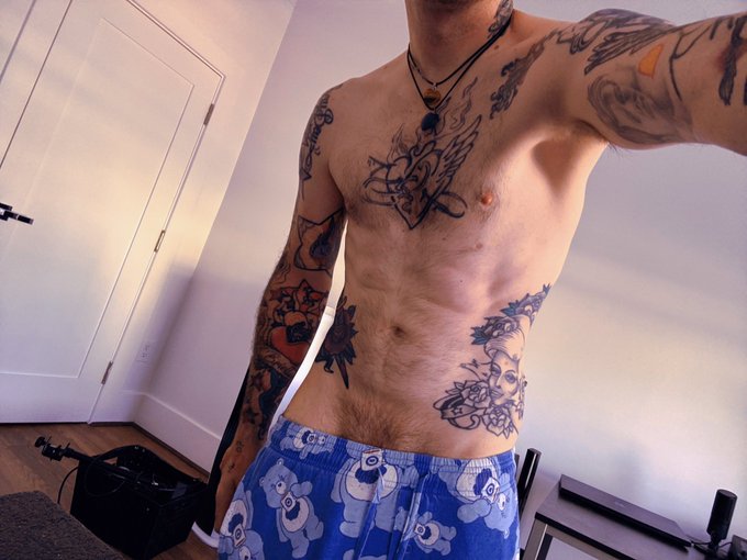 Putting my desk together give me a hand? https://t.co/Sp5wVHE01J https://t.co/TOsjR6FDiS<a href="/tag/happyeaster"class="tags"><span>#happyeaster</span></a>