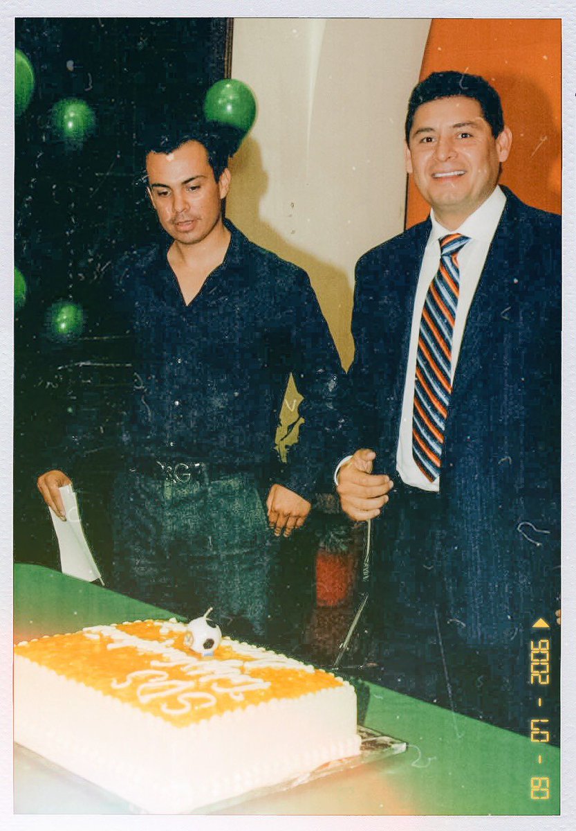 CapitalPueblaMx's tweet photo. "Han sido años de dedicación y trabajo".
💥💥💥¡Uffff! Qué foto posteó @JLG_PARRA para felicitar al gobernador electo @armentapuebla_
José Luis de 26 años; Alejandro de 36. Para entender lo que han vivido y luchado juntos. https://t.co/47dWBlCIcX