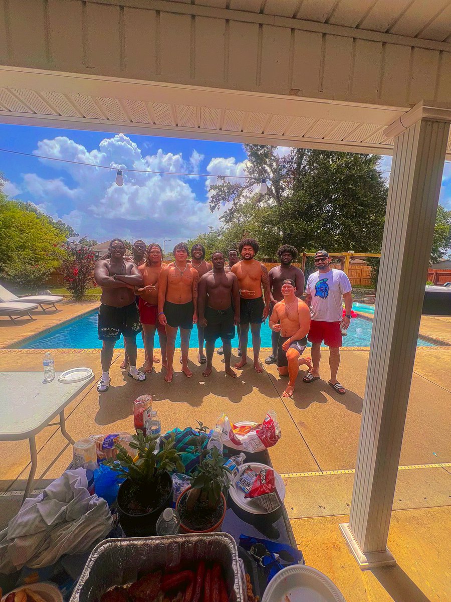 Great time and fellowship with some of the DL at the Melo house!
Bigger than football!
#ARGOS #FAMILY #Deathrow