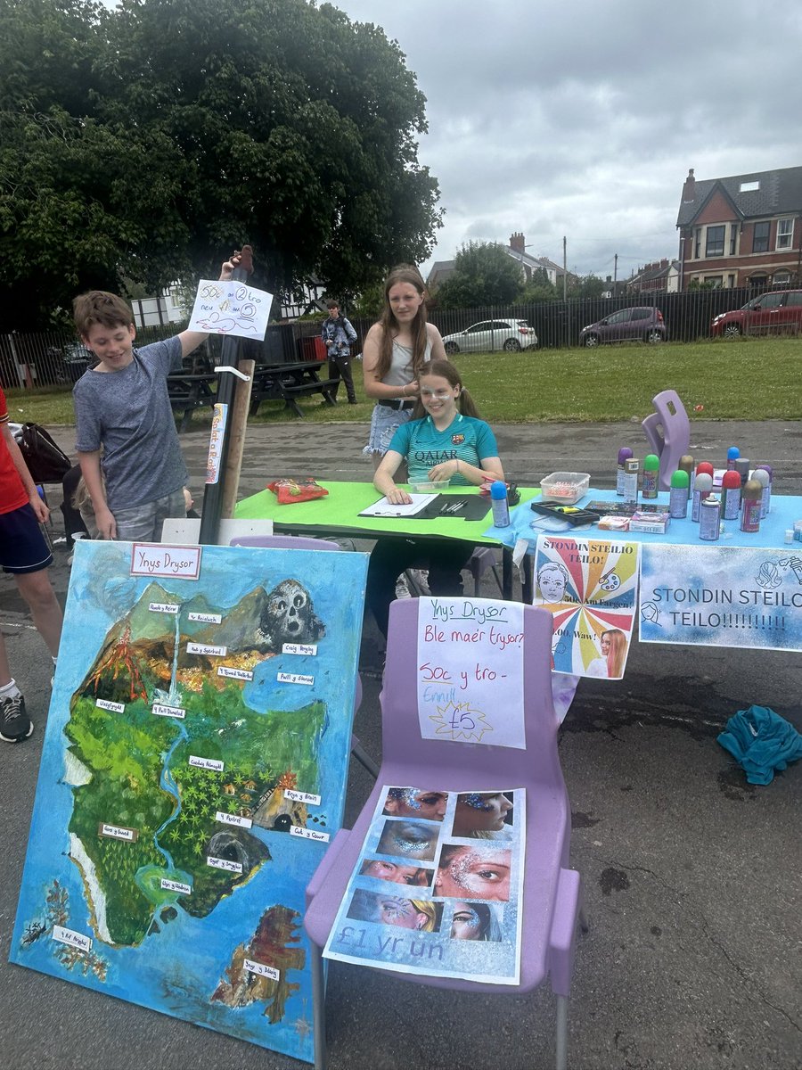 Mrs_Pugh40's tweet photo. Prynhawn hyfryd yng ngwyl Glantaf! Llwyddiant Mawr i Stondin Steilo Teilo… 💇‍♀️✨ 🔵 🙌 https://t.co/WnFcO0b3cv