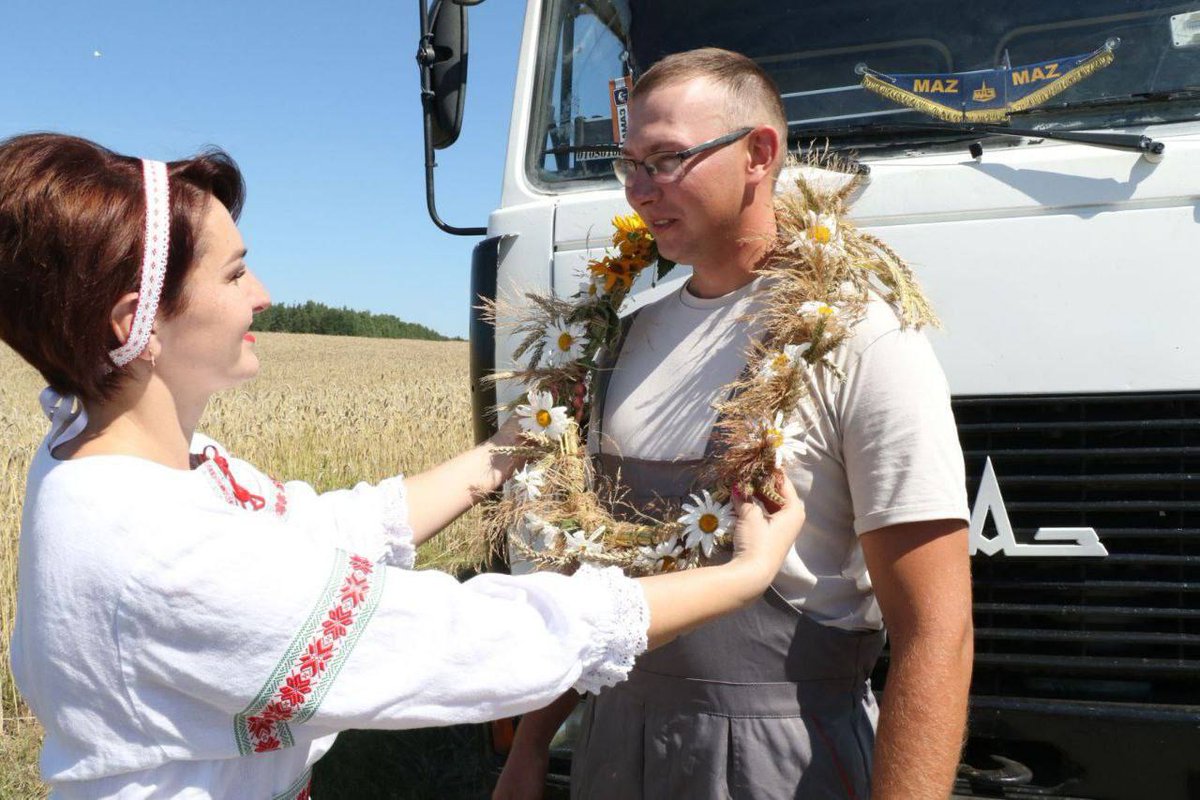 ActualidadBel's tweet photo. El conductor 🚛🇧🇾del distrito de Voronov es el primero, trabaja en la base experimental estatal "Pogorodno"

Miroslav Belinsky fue honrado por representantes del Komsomol y el sindicato por su  trabajo🇧🇾🚩💪🏻
Hilo 🧵👇🏻 https://t.co/rfkeN1Bymv