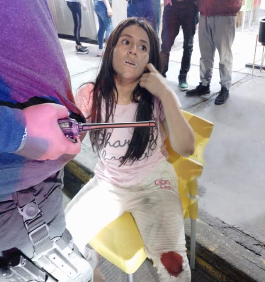 InfonavitNort's tweet photo. Esta chica se aventó de un auto en movimiento en #Toluca con espuma en la boca, está detenida, por si alguien la reconoce, porque no sabe ni cómo se llama, al parecer es de CDMX , si nos ayudan a compartir para ver si alguien la reconoce y pueden avisar a sus familiares. https://t.co/VzcXuNDaZu